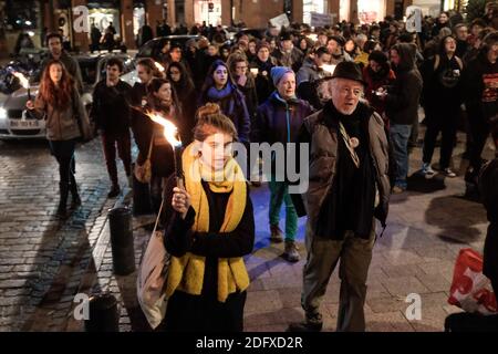 Les gens tiennent des bougies ou des torches pour les migrants le 18 décembre 2018 à Toulouse. Pour les Journées internationales des migrants des Nations Unies, plusieurs ONG, associations, partis politiques ont appelé à un rassemblement de torches à Toulouse, dans le sud de la France. Ils se sont réunis en mémoire de tous les migrants qui sont morts en essayant d'atteindre un meilleur endroit, pour la liberté de circulation et pour la ratification par la France de la "Convention internationale sur les droits des travailleurs migrants". Photo de Patrick Batard/ABACAPRESS.COM Banque D'Images