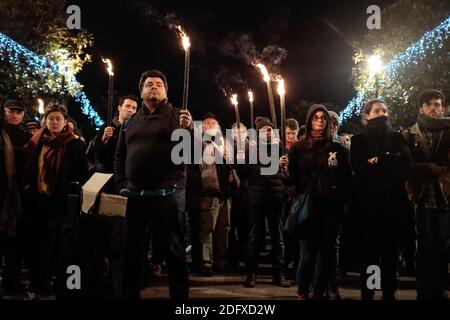 Les gens tiennent des bougies ou des torches pour les migrants le 18 décembre 2018 à Toulouse. Pour les Journées internationales des migrants des Nations Unies, plusieurs ONG, associations, partis politiques ont appelé à un rassemblement de torches à Toulouse, dans le sud de la France. Ils se sont réunis en mémoire de tous les migrants qui sont morts en essayant d'atteindre un meilleur endroit, pour la liberté de circulation et pour la ratification par la France de la "Convention internationale sur les droits des travailleurs migrants". Photo de Patrick Batard/ABACAPRESS.COM Banque D'Images