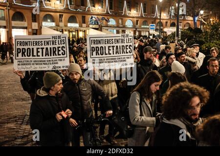 Les gens tiennent des bougies ou des torches pour les migrants le 18 décembre 2018 à Toulouse. Pour les Journées internationales des migrants des Nations Unies, plusieurs ONG, associations, partis politiques ont appelé à un rassemblement de torches à Toulouse, dans le sud de la France. Ils se sont réunis en mémoire de tous les migrants qui sont morts en essayant d'atteindre un meilleur endroit, pour la liberté de circulation et pour la ratification par la France de la "Convention internationale sur les droits des travailleurs migrants". Photo de Patrick Batard/ABACAPRESS.COM Banque D'Images