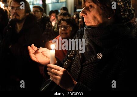 Les gens tiennent des bougies ou des torches pour les migrants le 18 décembre 2018 à Toulouse. Pour les Journées internationales des migrants des Nations Unies, plusieurs ONG, associations, partis politiques ont appelé à un rassemblement de torches à Toulouse, dans le sud de la France. Ils se sont réunis en mémoire de tous les migrants qui sont morts en essayant d'atteindre un meilleur endroit, pour la liberté de circulation et pour la ratification par la France de la "Convention internationale sur les droits des travailleurs migrants". Photo de Patrick Batard/ABACAPRESS.COM Banque D'Images