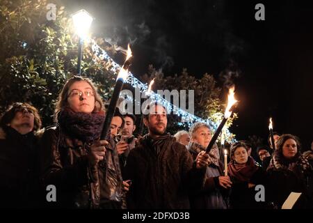 Les gens tiennent des bougies ou des torches pour les migrants le 18 décembre 2018 à Toulouse. Pour les Journées internationales des migrants des Nations Unies, plusieurs ONG, associations, partis politiques ont appelé à un rassemblement de torches à Toulouse, dans le sud de la France. Ils se sont réunis en mémoire de tous les migrants qui sont morts en essayant d'atteindre un meilleur endroit, pour la liberté de circulation et pour la ratification par la France de la "Convention internationale sur les droits des travailleurs migrants". Photo de Patrick Batard/ABACAPRESS.COM Banque D'Images