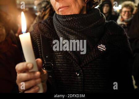 Les gens tiennent des bougies ou des torches pour les migrants le 18 décembre 2018 à Toulouse. Pour les Journées internationales des migrants des Nations Unies, plusieurs ONG, associations, partis politiques ont appelé à un rassemblement de torches à Toulouse, dans le sud de la France. Ils se sont réunis en mémoire de tous les migrants qui sont morts en essayant d'atteindre un meilleur endroit, pour la liberté de circulation et pour la ratification par la France de la "Convention internationale sur les droits des travailleurs migrants". Photo de Patrick Batard/ABACAPRESS.COM Banque D'Images