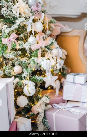 Cadeau de Noël ou présenter fort enveloppé dans du papier kraft Banque D'Images