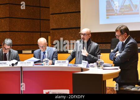 Réunion des élans, des forces vives, des représentants de la société civile, autour du Grenelle des Mobilités sur le territoire alsacien. Reduce des conclusions des ateliers concernant la mobilité de la mort, et des réponses concretes réalisables dans un futur proche. De gauche à droite : Jean Rottner (président de la région Grand est), Jean-Luc Marx (Président du Grand est), Jean-Marc Bierry (Président du Conseil général du Bas Rhin 67), Robert Herrmann (Président de l'Eurométropole Strasbourg). Strasbourg, France, 18 décembre 2018. Photo de Nicolas Roses/ABACAPRESS.COM Banque D'Images