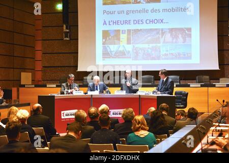 Réunion des élans, des forces vives, des représentants de la société civile, autour du Grenelle des Mobilités sur le territoire alsacien. Reduce des conclusions des ateliers concernant la mobilité de la mort, et des réponses concretes réalisables dans un futur proche. De gauche à droite : Jean Rottner (président de la région Grand est), Jean-Luc Marx (Président du Grand est), Jean-Marc Bierry (Président du Conseil général du Bas Rhin 67), Robert Herrmann (Président de l'Eurométropole Strasbourg). Strasbourg, France, 18 décembre 2018. Photo de Nicolas Roses/ABACAPRESS.COM Banque D'Images