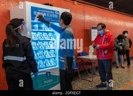 Hong Kong, Chine. 07ème décembre 2020. Les distributeurs automatiques sont installés à 10 MTR (Mass Transit Railway stations pour le public afin de recueillir les paquets de collecte de spécimens COVID-19 avec commodité. Alors qu'une 4e vague de cas Covid-19 touche Hong Kong, le nouveau distributeur automatique de MTR à North point Station est très populaire. 10,000 bocaux seront distribués chaque jour avec des colis fournis par un entrepreneur du gouvernement. Une fois utilisés, les membres du public peuvent déposer les pots dans les cliniques de patience externe de l'administration hospitalière ou dans 13 cliniques du ministère de la Santé. Alamy Live News Banque D'Images