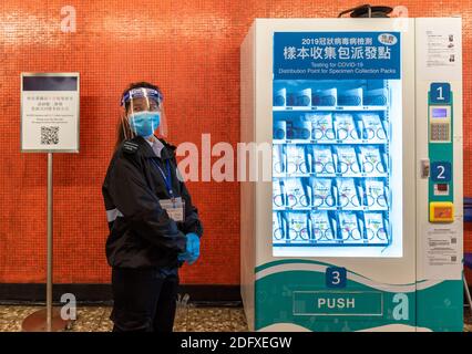 Hong Kong, Chine. 07ème décembre 2020. Les distributeurs automatiques sont installés à 10 MTR (Mass Transit Railway stations pour le public afin de recueillir les paquets de collecte de spécimens COVID-19 avec commodité. Alors qu'une 4e vague de cas Covid-19 touche Hong Kong, le nouveau distributeur automatique de MTR à North point Station est très populaire. 10,000 bocaux seront distribués chaque jour avec des colis fournis par un entrepreneur du gouvernement. Une fois utilisés, les membres du public peuvent déposer les pots dans les cliniques de patience externe de l'administration hospitalière ou dans 13 cliniques du ministère de la Santé. Alamy Live News Banque D'Images