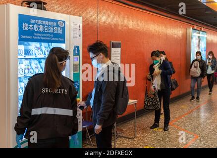 Hong Kong, Chine. 07ème décembre 2020. Les distributeurs automatiques sont installés à 10 MTR (Mass Transit Railway stations pour le public afin de recueillir les paquets de collecte de spécimens COVID-19 avec commodité. Alors qu'une 4e vague de cas Covid-19 touche Hong Kong, le nouveau distributeur automatique de MTR à North point Station est très populaire. 10,000 bocaux seront distribués chaque jour avec des colis fournis par un entrepreneur du gouvernement. Une fois utilisés, les membres du public peuvent déposer les pots dans les cliniques de patience externe de l'administration hospitalière ou dans 13 cliniques du ministère de la Santé. Alamy Live News Banque D'Images