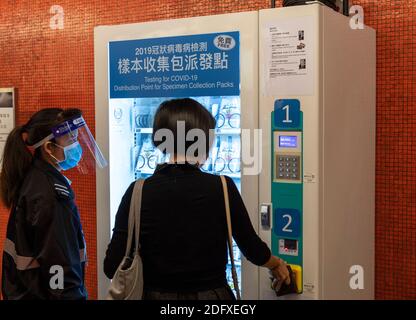 Hong Kong, Chine. 07ème décembre 2020. Les distributeurs automatiques sont installés à 10 MTR (Mass Transit Railway stations pour le public afin de recueillir les paquets de collecte de spécimens COVID-19 avec commodité. Alors qu'une 4e vague de cas Covid-19 touche Hong Kong, le nouveau distributeur automatique de MTR à North point Station est très populaire. 10,000 bocaux seront distribués chaque jour avec des colis fournis par un entrepreneur du gouvernement. Une fois utilisés, les membres du public peuvent déposer les pots dans les cliniques de patience externe de l'administration hospitalière ou dans 13 cliniques du ministère de la Santé. Credit: Jayne Russell/Alay Live News Banque D'Images