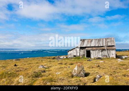 Maison abandonnée, Kolyuchin Island, une fois une importante station de recherche polaire, Mer de Béring, Extrême-Orient russe Banque D'Images