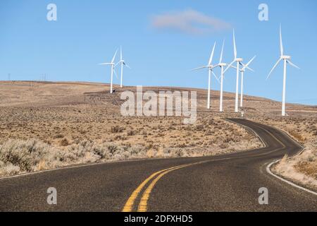 Une route menant à des éoliennes géantes à Columbia River Bassin à l'est de Washington Banque D'Images