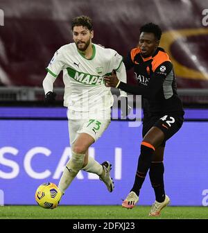 Rome, Italie. 6 décembre 2020. Manuel Locatelli (L) de Sassuolo rivalise avec Amadou Diawara de Roma lors d'un match de football entre Roma et Sassuolo à Rome, Italie, 6 décembre 2020. Credit: Augusto Casasoli/Xinhua/Alamy Live News Banque D'Images