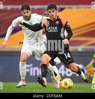 Rome, Italie. 6 décembre 2020. Manuel Locatelli (L) de Sassuolo rivalise avec Gonzalo Villar de Roma lors d'un match de football entre Roma et Sassuolo à Rome, Italie, 6 décembre 2020. Credit: Augusto Casasoli/Xinhua/Alamy Live News Banque D'Images