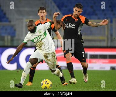 Rome, Italie. 6 décembre 2020. Jeremie Boga (L) de Sassuolo rivalise avec Lorenzo Pellegrini de Roma lors d'un match de football entre Roma et Sassuolo à Rome, en Italie, le 6 décembre 2020. Credit: Augusto Casasoli/Xinhua/Alamy Live News Banque D'Images