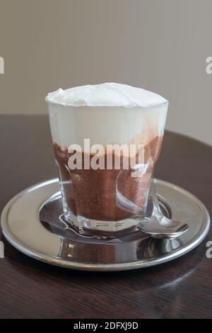 Dessert sucré froid de Granita sicilienne traditionnel avec saveur de chocolat et crème fraîche Banque D'Images