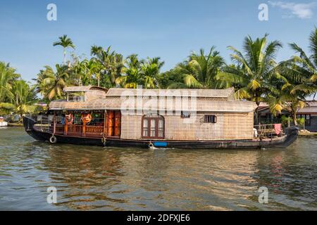 péniche traditionnelle dans les magnifiques eaux de fond d'Alleppey, Kerala, Inde Banque D'Images