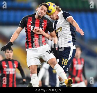 Genova, Italie. 6 décembre 2020. Le Hakan Calhanoglu (L) d'AC Milan vies avec Morten Thorsby de Sampdoria lors d'un match de football entre Sampdoria et AC Milan à Genova, Italie, 6 décembre 2020. Crédit: Alberto Lingria/Xinhua/Alay Live News Banque D'Images