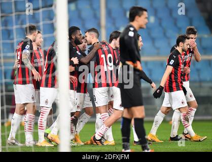 Genova, Italie. 6 décembre 2020. Frank Kessie, d'AC Milan, célèbre son but avec ses coéquipiers lors d'un match de football entre Sampdoria et AC Milan à Genova, en Italie, le 6 décembre 2020. Crédit: Alberto Lingria/Xinhua/Alay Live News Banque D'Images