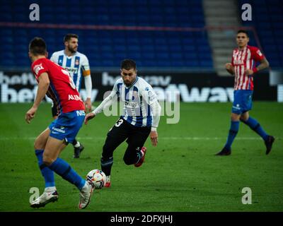 Cornella, Espagne. 6 décembre 2020. Adrian Embarba (2e R) d'Espanyol est en compétition lors d'un match de football espagnol de deuxième division entre le RCD Espanyol et le Real Sporting de Gijon à Cornella, Espagne, le 6 décembre 2020. Crédit : Joan Gosa/Xinhua/Alay Live News Banque D'Images