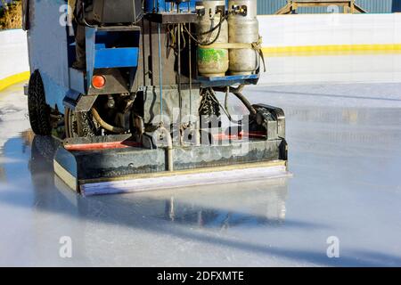 Nettoyage du polissage de la glace sur la patinoire à la machine Banque D'Images