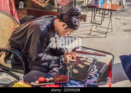 10.10.20 Hanoï, Vietnam : Calligraphie chinoise, enorée par un homme Banque D'Images