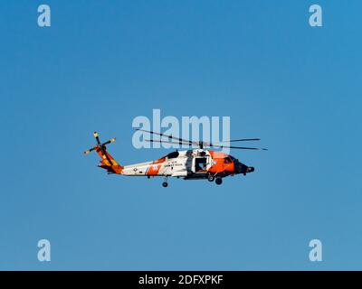 US Coast Guard hélicoptère 6014 Sikorsky patrouilant au-dessus de la Jolla Shores, San Diego, Californie, États-Unis Banque D'Images