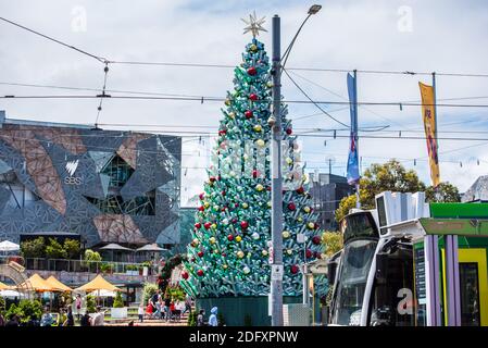 Melbourne, Australie. 29 novembre 2020. Arbre de Noël en plastique vu à Federation Square, Melbourne. Crédit : SOPA Images Limited/Alamy Live News Banque D'Images