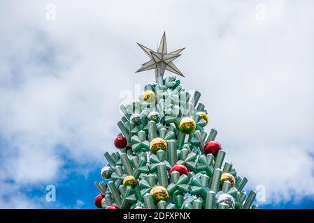 Melbourne, Australie. 29 novembre 2020. Arbre de Noël en plastique avec une étoile vue sur la place de la Fédération, Melbourne. Crédit : SOPA Images Limited/Alamy Live News Banque D'Images