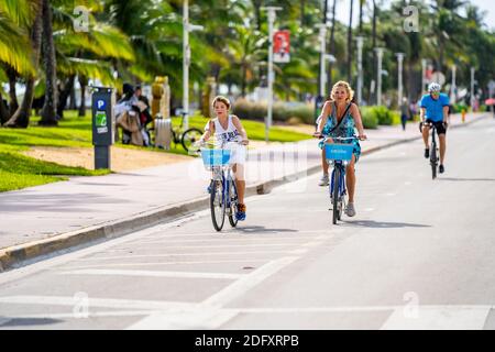 Les touristes en location de citibike à Miami Beach photographie de rue Banque D'Images