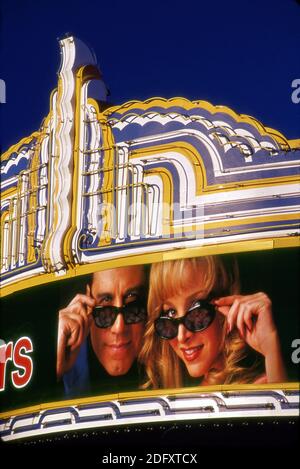 John Travolta et Lisa Kudrow sur le chapiteau du film Lucky Numbers à Westwood Village, CA Banque D'Images