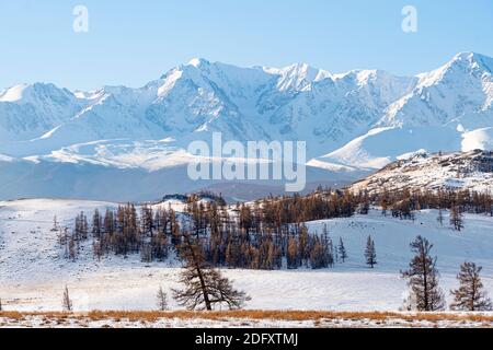 magnifique paysage enneigé avec des montagnes en arrière-plan. Paysage de steppe des montagnes de l'Altaï ou de la Mongolie Banque D'Images
