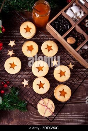 Biscuits de Noël traditionnels autrichiens biscuits Linzer fourrés de confiture d'abricot. Vue de dessus. Banque D'Images