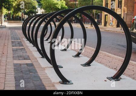 Vider le porte-vélo circulaire sur une rue vide pendant l'été 2020 dans le district des échanges de Winnipeg, Manitoba, Canada Banque D'Images