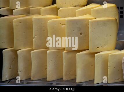 Des coupes ou kashkaval kasseri en vente sur l'étagère Banque D'Images