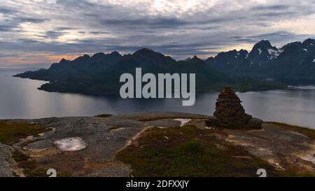 Belle vue panoramique sur les montagnes accidentées des îles Stormolla et Austvågøya sur la côte de la mer de Norvège vue depuis le sommet de Keiservarden avec pile. Banque D'Images