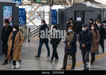 Séoul, Corée du Sud. 07ème décembre 2020. Les personnes portant des masques de protection contre le coronavirus propagé (COVID-19) marchent à la gare de Séoul.615 cas de coronavirus ont été confirmés par les centres coréens de contrôle des maladies (KCDC) le 7 décembre. Crédit : SOPA Images Limited/Alamy Live News Banque D'Images