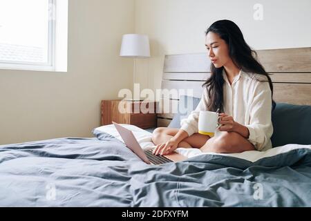 Femme travaillant à domicile Banque D'Images