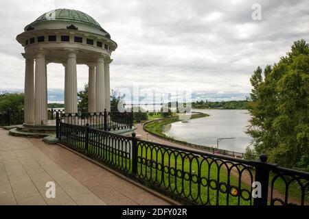 Rotonde sur le remblai de Kotoroslnaya à Yaroslavl. Vue de la flèche - la confluence de la Volga et Kotorosl, Yaroslavl. Anneau d'or de Russie Banque D'Images