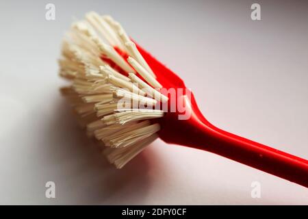 brosse à vaisselle rouge sur fond clair Banque D'Images