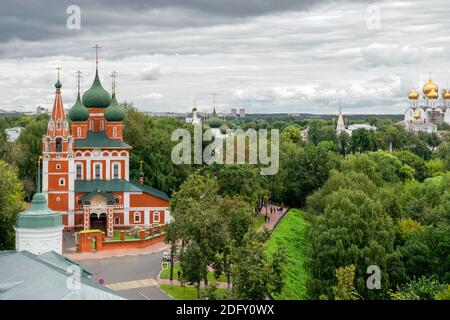 Temple de Michael l'Archange (garnison). Vue depuis le clocher du monastère Spaso-Preobrazhensky. Bague dorée. Yaroslavl, Russie Banque D'Images