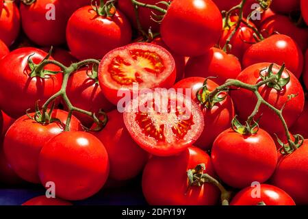 Tomates et tomates tranchées sur la stalle du marché Banque D'Images