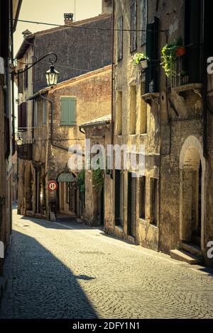 Vue sur l'ancien village d'Asolo en été, bâtiments anciens et rues ensoleillées. Trévise, Italie Banque D'Images