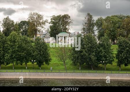 Pavillon du Gouverneur (Pavillon de l'Amour) Sur le remblai de Volzhskaya à Yaroslavl Banque D'Images