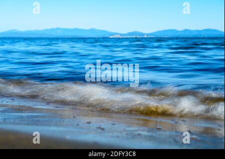 Vagues sur la grève acquise avec une vitesse d'obturation lente. Résumé fond naturel de mouvement. Banque D'Images