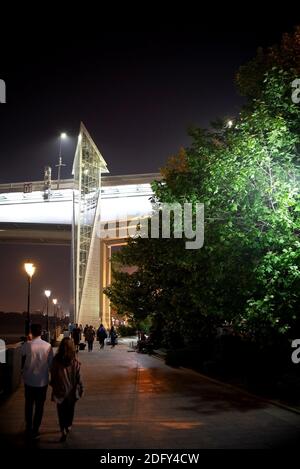 Vue de nuit sur le pont éclairé avec des ascenseurs au-dessus de la rivière Don à Rostov-sur-Don en Russie. Banque D'Images