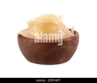 Tranches de gingembre marinées dans un bol en bois, isolées sur fond blanc. Banque D'Images