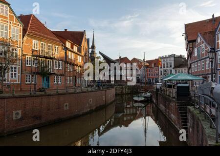 Stade, Allemagne - 18 octobre 2020 : vieux port de Stade au coucher du soleil Banque D'Images