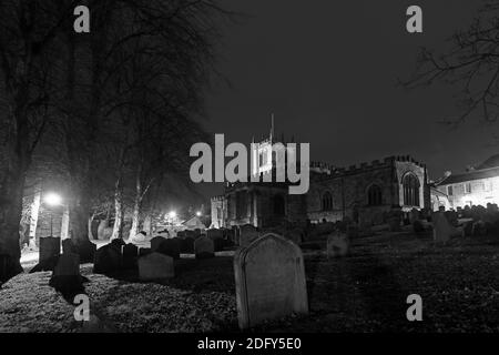 Église paroissiale de St Mary, Château de Barnard, la nuit, Teesdale, comté de Durham, Royaume-Uni Banque D'Images