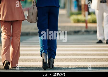 Femmes d'affaires traversant la route Banque D'Images