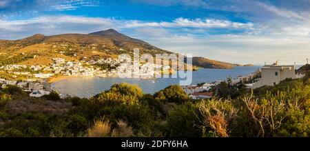 Vue panoramique sur la baie de la station balnéaire de Batsi Sur l'île grecque cycladique d'Andros Banque D'Images